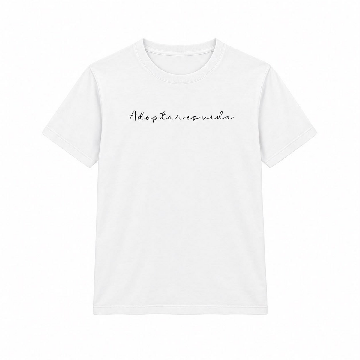 Camiseta blanca con la frase «Adoptar es vida» escrita a mano en negro